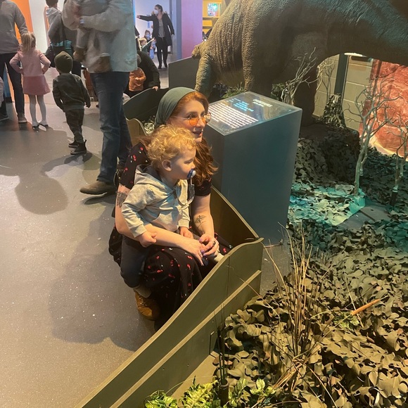 Meet your Posher, Caitlin - Picture 3 of 6